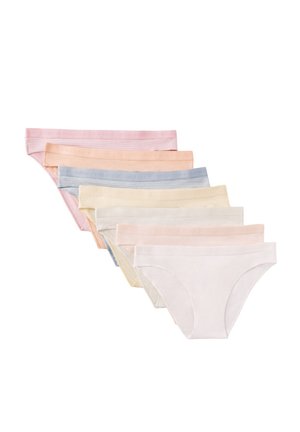 Sedm pastelově zbarvených dámských bavlněných kalhotek složených do vějíře, zobrazujících světle růžové, broskvové, modré, krémové a bílé odstíny.