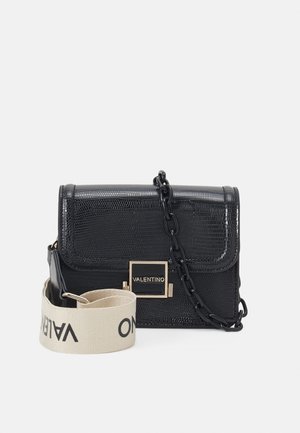 Czarna torebka skórzana typu crossbody z teksturowanej skóry, z zapięciem w kolorze złotym, łańcuchem oraz beżowym paskiem z napisem "VALENTINO" w wyraźnych czarnych literach.