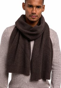 Sciarpa a coste marrone scuro con un design testurizzato, disposta in modo casuale attorno al collo, realizzata in materiale morbido, con bordi diritti.
