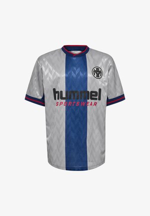 Grå sportstrøje med en central blå stribe, der har et geometrisk mønster, rød krave og sort "hummel SPORTSWEAR" logo. Korte ærmer.