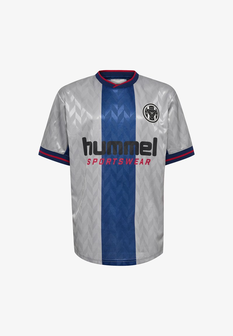 Grå sportstrøje med en central blå stribe, der har et geometrisk mønster, rød krave og sort "hummel SPORTSWEAR" logo. Korte ærmer.