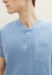 TOM TAILOR MIT STARKER WASCHUNG - Tricou basic - greyish mid blue