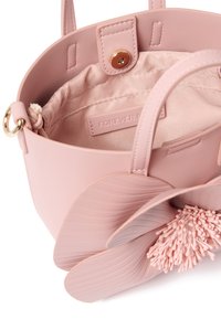 Rosa håndveske laget av glatt syntetisk materiale, med et teksturert blomsterdesign med lagdelte kronblader og dekorative stilkdetaljer inni.