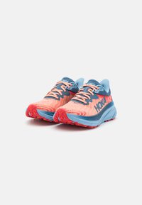HOKA CHALLENGER 7 - Bėgimo bateliai, skirti nelygiam paviršiui - papaya/real teal