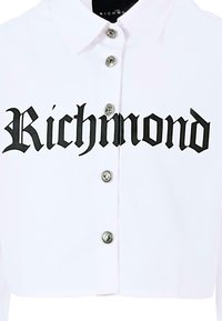 Camicia corta bianca con una stampa nera audace "Richmond", bottoni argentati con dettagli del logo e un classico design con colletto.