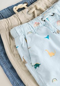 Drei Shorts: hellblau mit Dinosaurier-Motiven, beige Twill und dunkelblauem Denim, alle mit elastischen Taillenbünden und Zugbandschmuck.