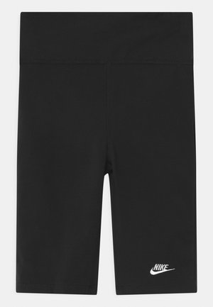 Pantalones cortos deportivos negros, hechos de una tela elástica con una cintura alta. Presentan el logotipo de Nike bordado en blanco en el lado izquierdo.