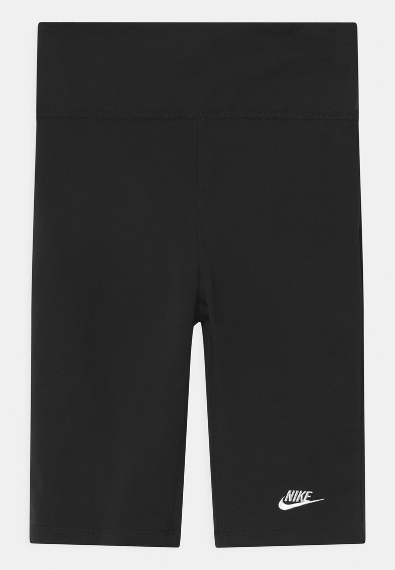 Pantalones cortos deportivos negros, hechos de una tela elástica con una cintura alta. Presentan el logotipo de Nike bordado en blanco en el lado izquierdo.