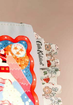 Geantă textilă multicoloră cu un model fantezist ce prezintă un peisaj de iarnă. Marginile sunt decorate cu material floral franjurat și un etichetă cu logo.
