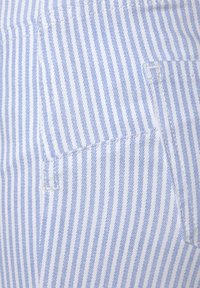 Gestreifter Stoff in Hellblau und Weiß. Mit einer subtile Textur, diagonalen Linien und einem kleinen, schrägen Taschen Detail.