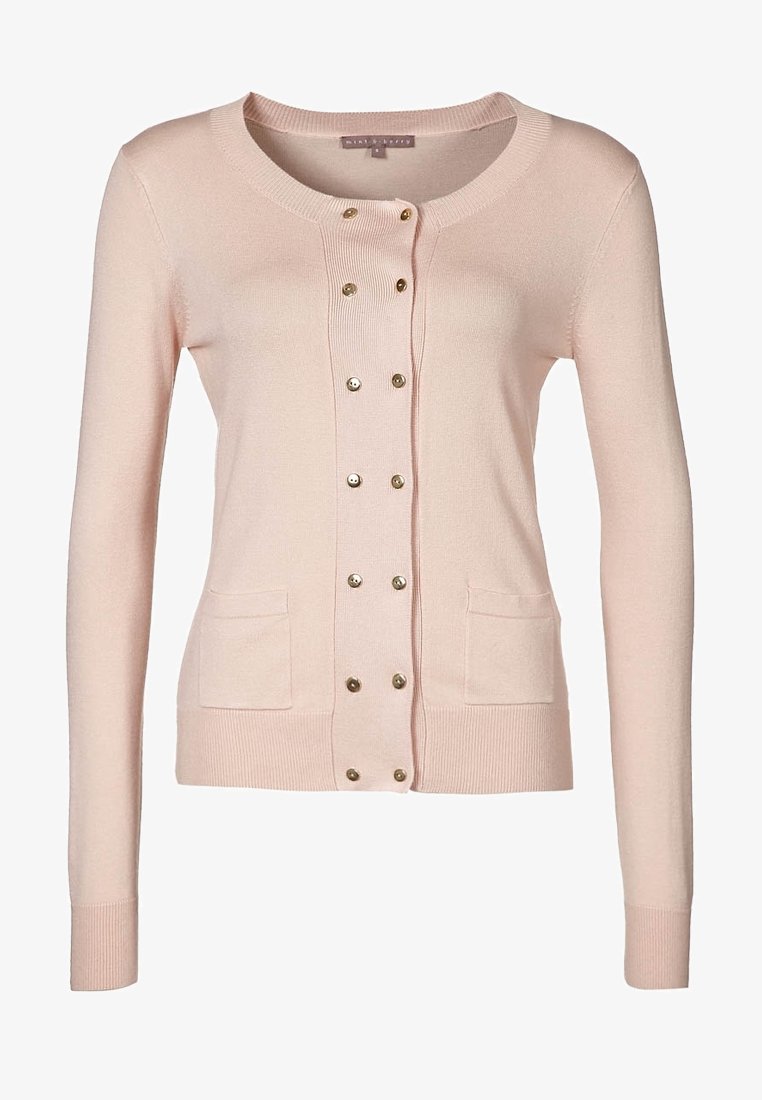 Světle růžový kardigan vyrobený z měkké tkaniny, s kulatým výstřihem, dlouhými rukávy, zapínáním na zlaté knoflíky a dvěma předními kapsami.
