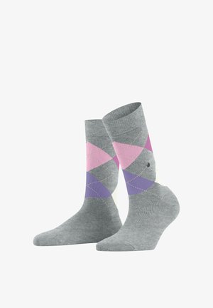 Para szarych skarpetek z różowymi, fioletowymi i białymi rombami, ułożonych obok siebie na białym tle.