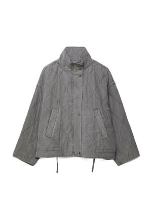 Šedá prošívaná bunda s vysokým límcem, předními patentními knoflíky, šikmými kapsami a šňůrkami na spodním okraji.