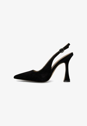 Zwarte suède slingback pumps met een spitse neus, een gebogen, chunky hak, en een ronde gespaccent op de verstelbare band.