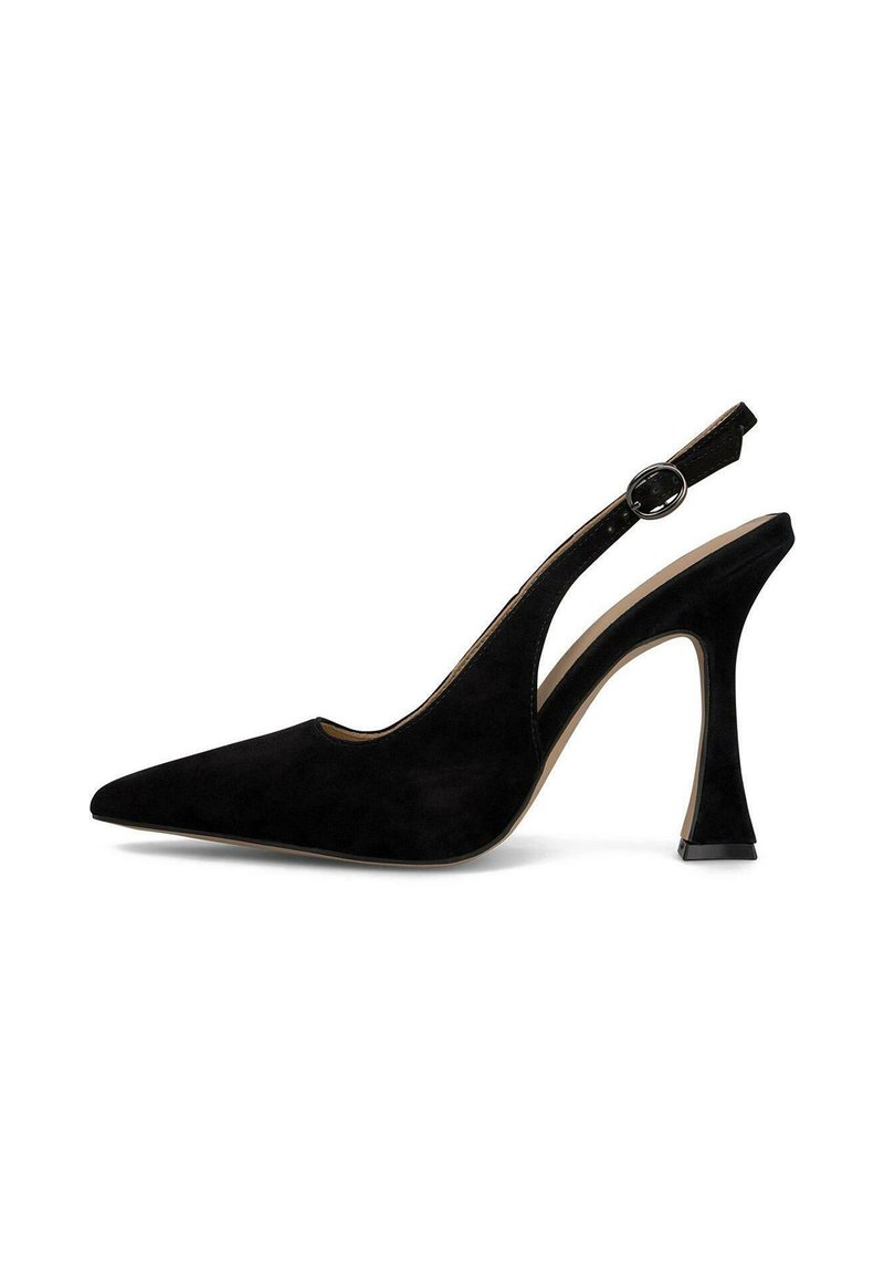 Zapato de tacón de ante negro con punta afilada, un tacón curvado y grueso, y un acento de hebilla circular en la correa ajustable.