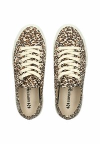 Sneakers in tela con stampa leopardata, lacci crema, suole in gomma bianche, punta tonda e logo stampato sulla soletta.