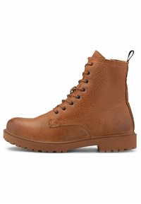 Botas de tobillo de cuero marrón con un acabado texturizado, punta redonda, seis ojales y una lengüeta en la parte trasera. Suela de goma resistente con agarre.