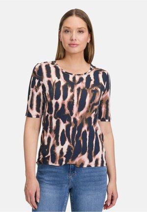 T-shirt à manches courtes avec une base marine et un imprimé abstrait rose et marron, col rond et texture de tissu douce. Coupe décontractée.