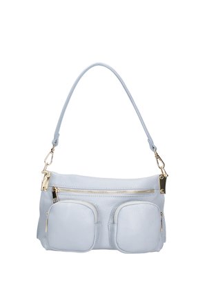 Borsa a tracolla in pelle azzurro chiaro con due tasche frontali con zip e dettagli in metallo tono oro e cerniere.