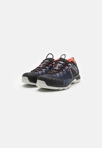 Męskie buty sportowe z syntetycznym cholewką w kolorze czarnym, niebieskim i pomarańczowym, z teksturowanym wzorem, gumową podeszwą i kontrastującymi sznurówkami.