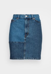 Saia de ganga com um design em patchwork em diferentes tonalidades de azul, bolsos frontais e fecho por botão na cintura.