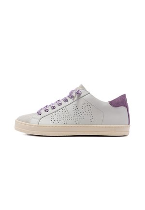 Baskets basses blanches avec logo perforé sur le côté, languette de talon en suède violet, lacets assortis violets et semelle en caoutchouc beige.