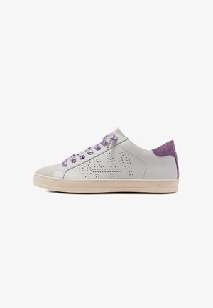 Zapatilla baja blanca con logo lateral perforado, lengüeta del talón de ante morado, cordones morados a juego y suela de caucho beige.