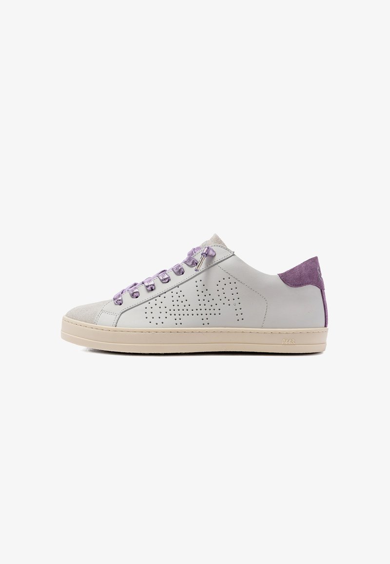 Baskets basses blanches avec logo perforé sur le côté, languette de talon en suède violet, lacets assortis violets et semelle en caoutchouc beige.