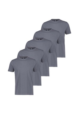 Fem ensfarvede grå T-shirts med korte ærmer og rund hals, arrangeret i en trappetrinsformet overlapning.