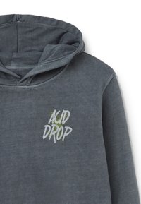 Grauer Kapuzenpullover aus weichem Material, mit einem Frontlogo "ACID DROP" in Weiß und Grün. Die Kapuze ist gefüttert für zusätzlichen Tragekomfort.