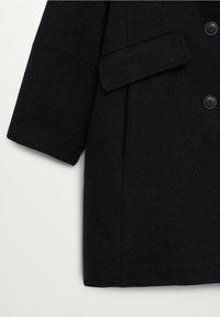Manteau en laine noire texturée avec trois boutons, une poche à rabat à l'avant et une coupe de manche large.