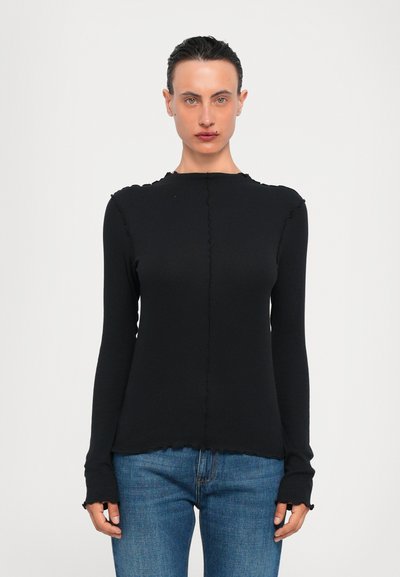 Czarna longsleeve z dopasowanym krojem, teksturowanymi krawędziami i okrągłym dekoltem. Posiada bezszwowe szwy na przodzie.