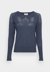 Ciemnoniebieski sweter wykonany z fakturowanego dzianiny, z dekoracyjnym wzorem wzdłuż ramion i falbaniastym wykończeniem rękawów.
