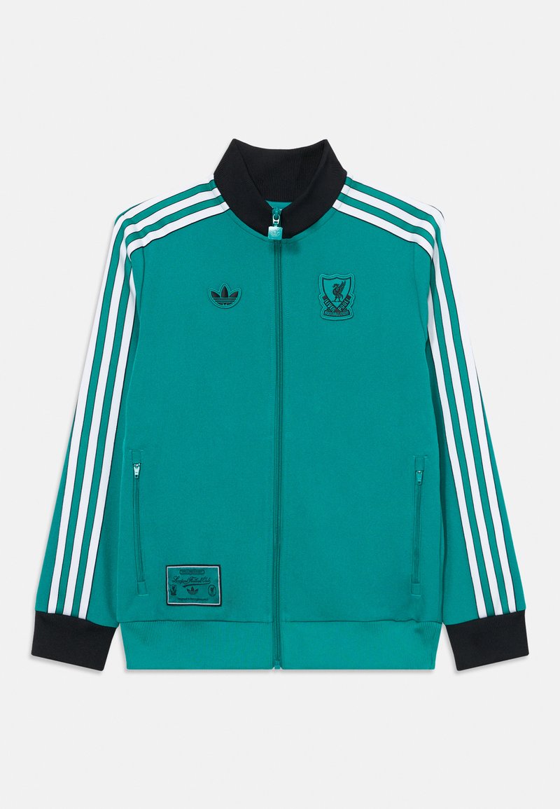 Chaqueta de color teal con detalles en negro. Presenta tres rayas blancas a lo largo de las mangas, logotipos bordados y un bolsillo frontal con cremallera.
