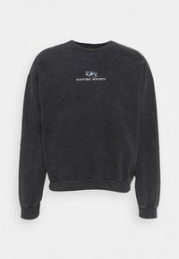 Černá mikina s kulatým výstřihem z měkkého materiálu, na hrudi s grafikou "KAOTIKO SOCIETY" v bílé a světle modré barvě. Dlouhé rukávy.