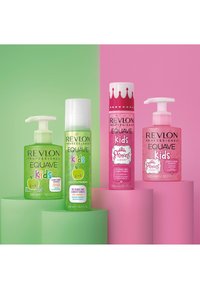 Fire hårpleieprodukter for barn fra Revlon i grønn og rosa emballasje: balsam, sjampo, utredningsbalsam og prinsesse-tema design.