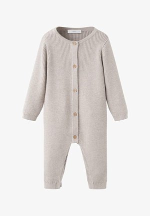Grijze geribbelde romper met lange mouwen, ronde halslijn en knoopsluiting met houten knopen aan de voorkant. Zachte stof met rek.