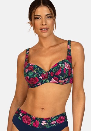 Kostium kąpielowy w kwiaty na granatowym tle; duże różowe i czerwone róże, usztywniane miseczki i szerokie ramiączka. Dół z wysokim stanem z kwiatowym wykończeniem.