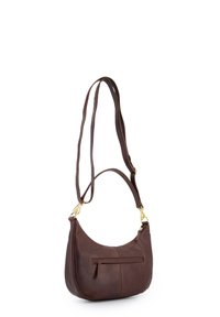 Braune Leder-Schultertasche mit geschwungener Form, goldfarbener Hardware, Reißverschluss und einerfronttasche. Verstellbarer Riemen inklusive.