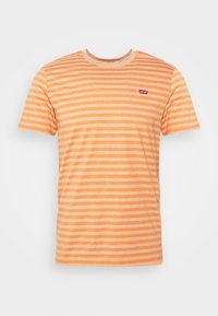 T-shirt homme manches courtes rayé horizontalement orange et beige avec col rond et petit logo rouge Levi’s sur la poitrine.
