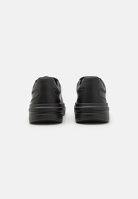 Svarta lädersneakers med rundad tå, slät textur och lager av gummisula. Designade med diskreta sömmar och förstärkt häl.