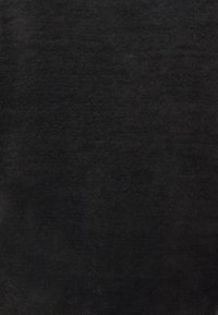 Svart texturerad tyg med en mjuk, fluffig yta; enhetlig färg med subtila nyansvariationer; inga distinkta mönster eller accenter synliga.