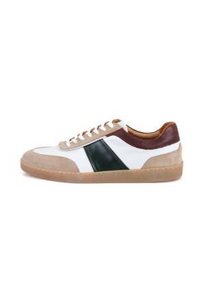 Trainers - white