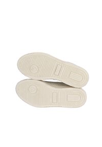 Sneakers beige chiaro con suola in gomma testurizzata, dotate di punta arrotondata e leggere perforazioni sui lati per la traspirazione.