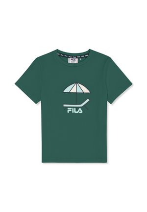 Camiseta infantil de color verde oscuro con un gráfico de una silla de playa y una sombrilla encima del logo de FILA en el frente.