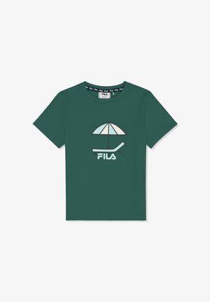 Camiseta infantil de color verde oscuro con un gráfico de una silla de playa y una sombrilla encima del logo de FILA en el frente.