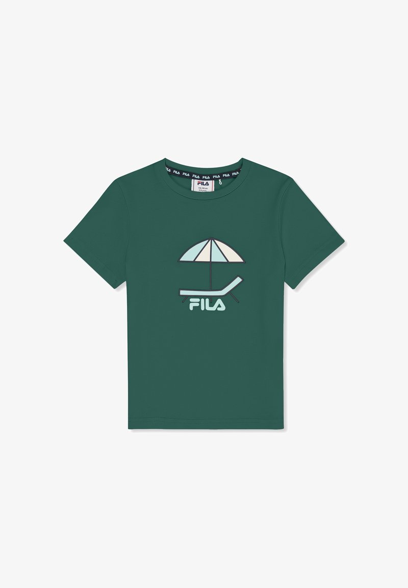 Camiseta infantil de color verde oscuro con un gráfico de una silla de playa y una sombrilla encima del logo de FILA en el frente.