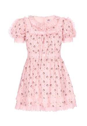 Rózsaszín rövid ujjú ruha fodros gallérral és szegéllyel, apró virágmintával és nyakkivágásán masnival, gyermek számára alkalmas.