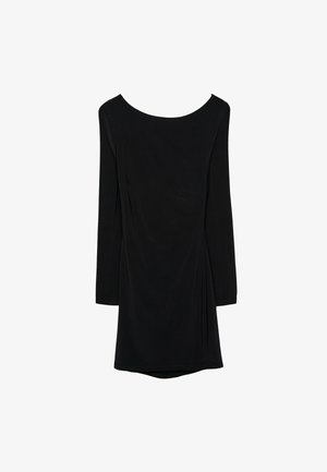 Czarna sukienka z długim rękawem, z wycięciem w kształcie litery U, o luźnym kroju i miękkim materiale. Posiada subtelne rozcięcie z boku dla dodatkowego efektu.
