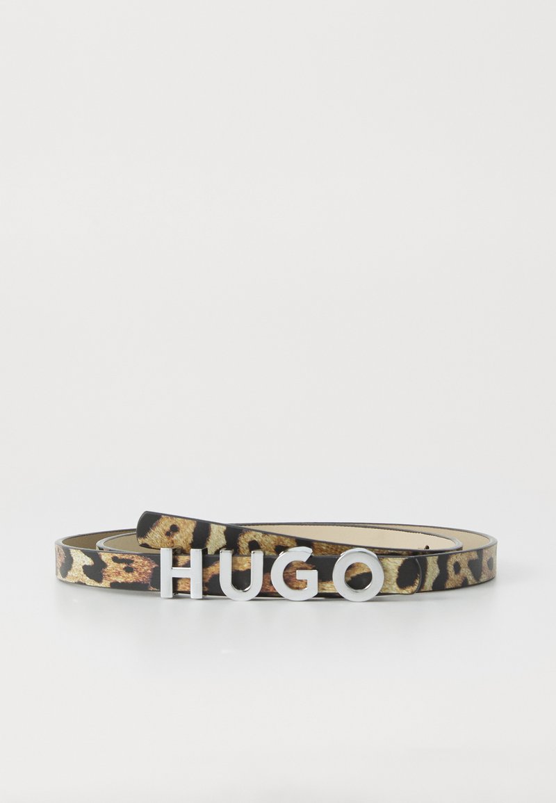 Opasok s leopardím vzorom vyrobený z kože, s čiernym základom, zlatými akcentmi a strieborným logom "HUGO" na prednej strane.